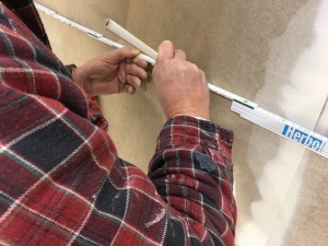 Messebau - Malerarbeiten - ausmessen und anzeichnen vor der Tapezierung mit Fototapete